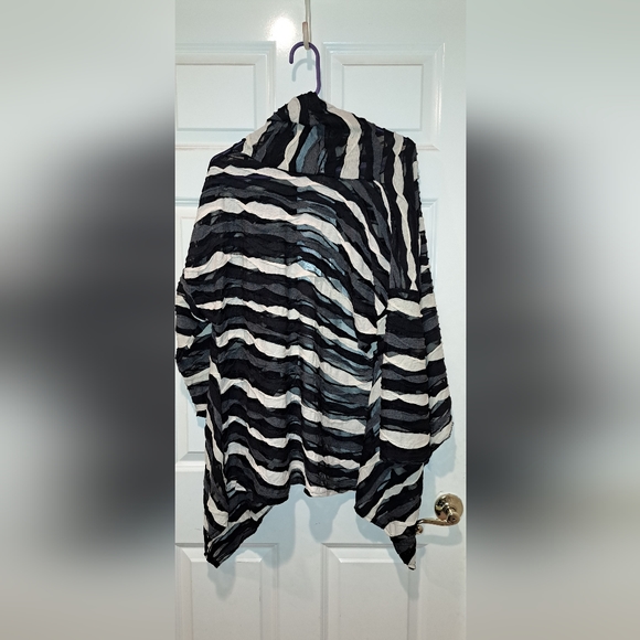 Camille and Co. Cape like Jacket Size Large. Black and white - Picture 6 of 6